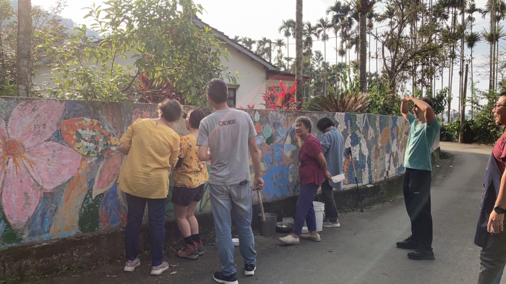 2023.10.14<br>陳立老師帶領學員至南投魚池鄉創作馬賽克拚磚墻DIY